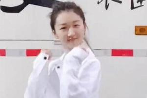 周冬雨跳广场舞变表情包呆萌可爱