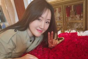 杨钰莹生日收到999朵玫瑰嫣然一笑
