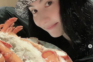 张柏芝晒自拍巧用滤镜 和比脸大龙虾合影