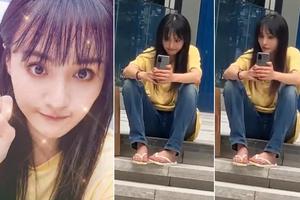 郑爽脚踩人字拖做路边凹造型接地气