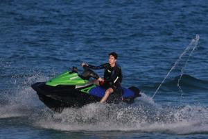 王一博路透曝光 骑摩托艇酷炫拉风