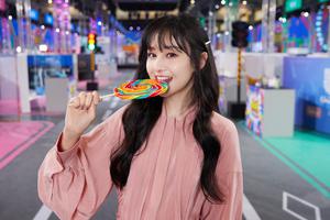 郑爽穿粉红连衣裙手持棒棒糖俏皮灵动