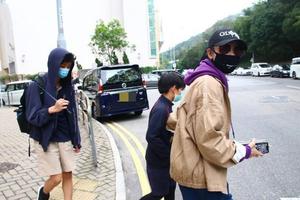 张柏芝接俩儿子放学12岁Lucas身高飙升