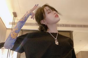 吴宣仪短袖套“花臂”潮范足