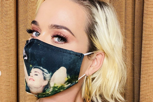 水果姐口罩上印新歌海报