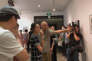 周迅被传离婚后现身画展中指戒指瞩目