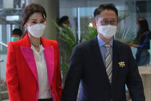 许晋亨与太太李嘉欣十指紧扣现身马场