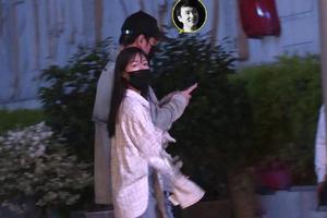 又换女朋友了？王思聪和清纯妹子逛街