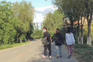 郑恺苗苗牵手逛公园女方疑有孕