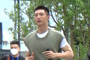 黄景瑜懒理"前妻"风波现身片场心情好