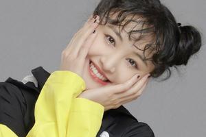 郑爽泡面刘海扎双丸子头可爱满分