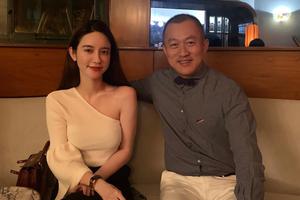 张大奕风波后露香肩与异性亲密合影