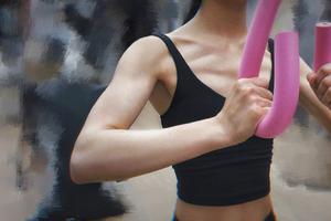 赵丽颖久违营业晒健身照肌肉线条优越