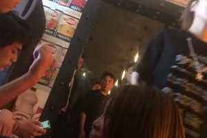 王思聪现身酒吧无美女陪伴 保镖前后护卫气场足