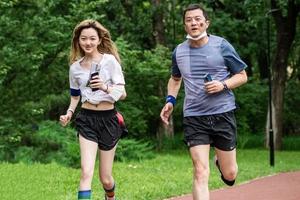 14岁李嫣与爸爸一同做公益 父女二人齐跑步