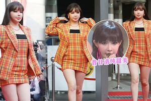 韩国女歌手朴春亮相大钟奖红毯 发福脸僵引热议