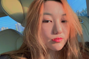 汪小菲陪儿女沙滩玩耍偶遇航班激动哭