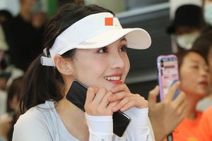 郑爽携父母参加马拉松仪式笑容超甜