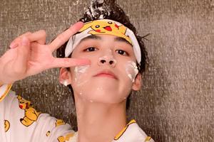 R1SE一周年庆生直播何洛洛坐塌蛋糕