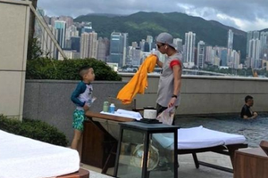 网友偶遇陈小春带儿子Jasper游泳