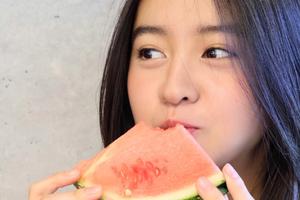木村光希近照手捧西瓜开心兴奋到模糊