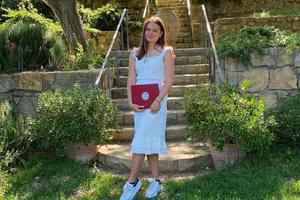 邓文迪18岁大女儿高中毕业亭亭玉立