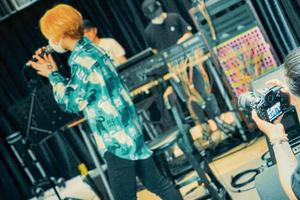 窦唯17岁女儿排练照金色短发潮范足