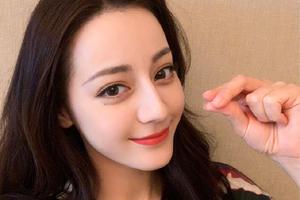 迪丽热巴绿洲晒自拍庆7000万粉丝