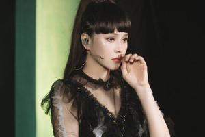 52岁伊能静高马尾热裤露脐尽显身材