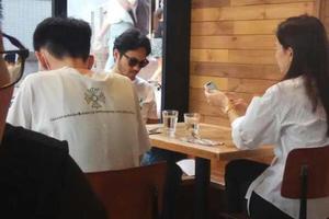 偶遇张智霖袁咏仪餐厅吃饭 夫妻俩全程各刷手机