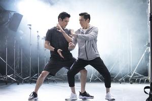 向华强与向佐合体拍广告 耐心指导儿子武术动作