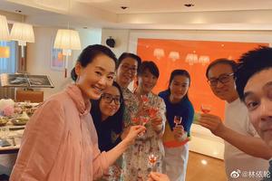 林依轮晒照庆结婚25周年 妻子西华罕见出镜