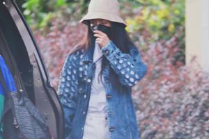 杨幂赶早班机口罩遮素颜睡眼惺忪