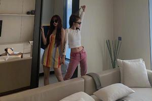 虞书欣与孔雪儿自拍大方露小蛮腰