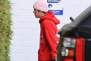 比伯被曝性侵粉丝后首亮相低头赶路