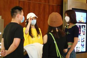 蓝盈莹化身小腰精偶遇张含韵热聊不停