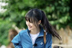 郑爽蓝色复古校服搭高马尾清爽减龄