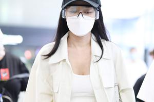 秦岚穿露脐装化身“小腰精”大方秀美腿