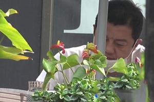 为生意发愁？李亚鹏出入按摩店眉头紧皱