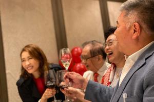 黎姿为爸妈庆金婚 64岁老公罕见现身