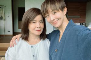 张钧甯和妈妈自拍 母女俩似姐妹花