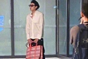 吴亦凡节目路透穿白衬衫手上编织袋抢镜