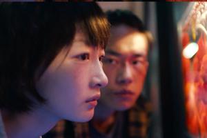 《少年的你》韩版海报周冬雨被P出微笑唇