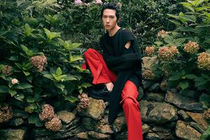 井柏然拍写真绑丸子头红裤子抢镜