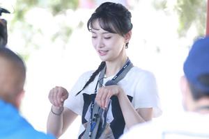 郑爽路透生图扎麻花辫清纯