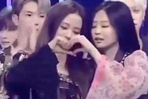 Jennie智秀打歌现场合体比心翻车