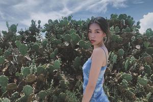 高以翔女友摘定情戒指草丛中拍写真