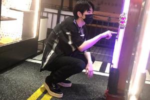网友街头偶遇蔡徐坤大长腿显眼
