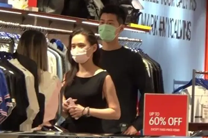 何超莲窦骁挽手逛街十指紧扣甜蜜恩爱