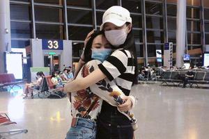 磕了这对CP！沈梦辰机场偶遇王霏霏相拥热聊